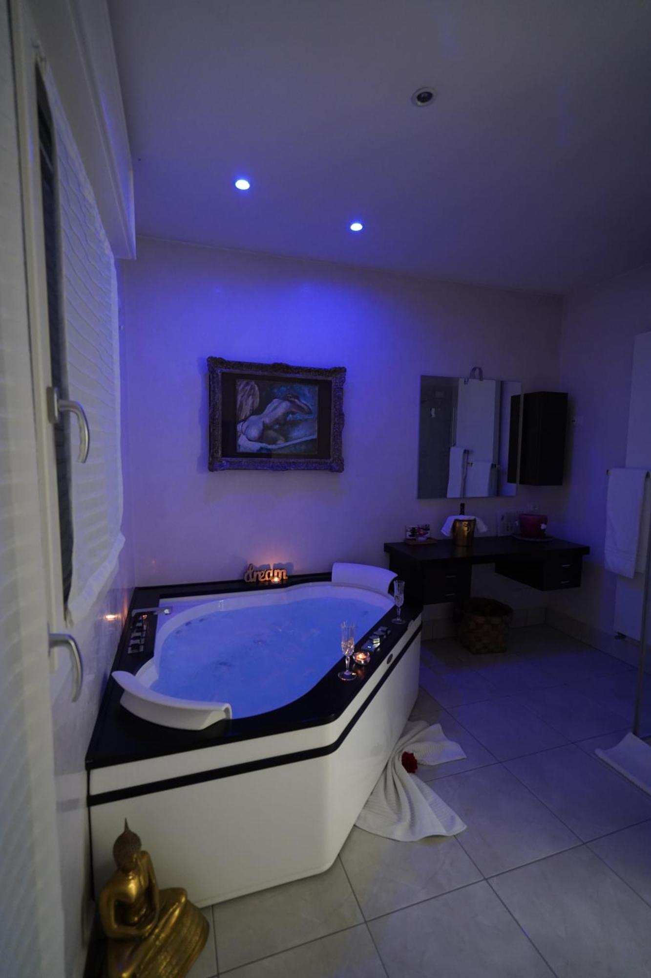 Queen Room with Spa Bath