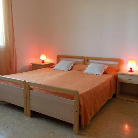 Travellers Lodge Bed & Rooms-2